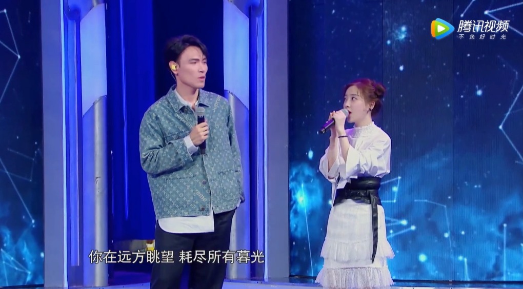 冯提莫 冯提莫带着脚伤也要和杨宗纬合唱《凉凉》,这个版本很好听啊