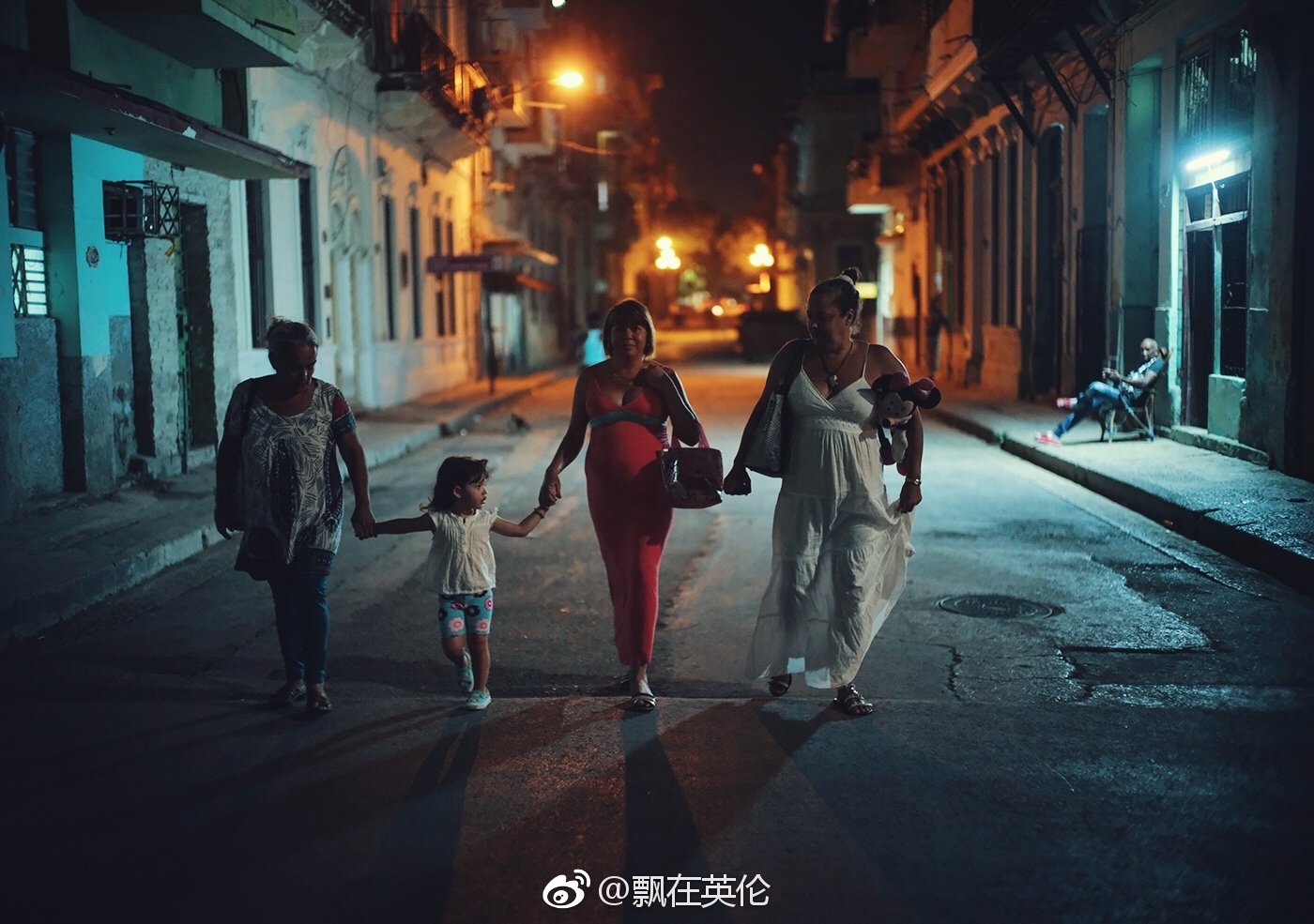 深夜在古巴哈瓦那街拍,捕捉到了朴实与快乐在夜色中交融的瞬间.