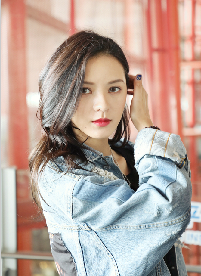 25岁的张予曦身穿牛仔破洞外套内搭黑色t恤现身机场 撩发气质好