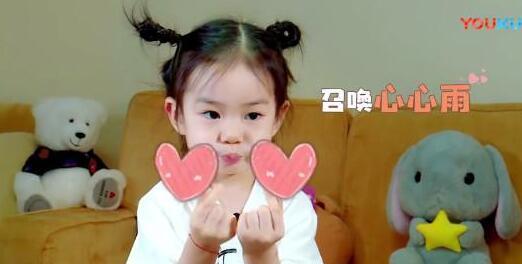 戚薇女儿采访时金句频出,反撩工作人员,萌翻节