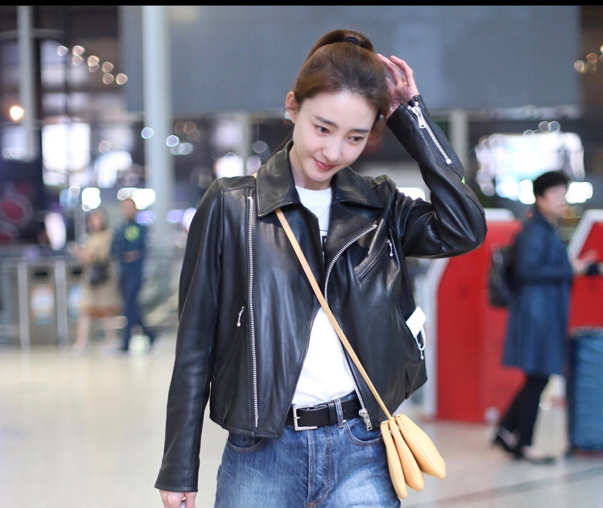 王丽坤穿黑皮衣变机车少女现身机场 对镜可爱挥手满脸胶原蛋白