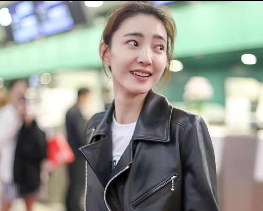 王丽坤穿黑皮衣变机车少女现身机场 对镜可爱挥手满脸胶原蛋白