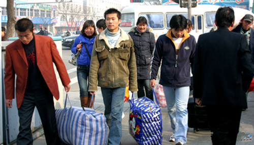 实拍去城里打工的90后农村男孩日夜辛苦赚够本钱回家娶老婆