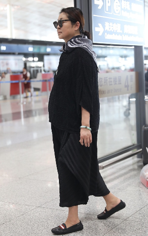 只是对于她来说,如果在机场还穿高跟鞋,则显得有点过于和年龄,还有