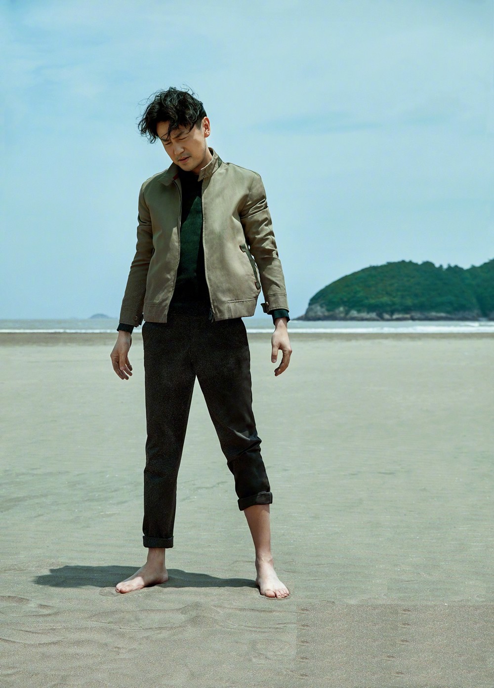 又雅又痞!雷佳音晒海边时尚大片 展现中年男子的魅力