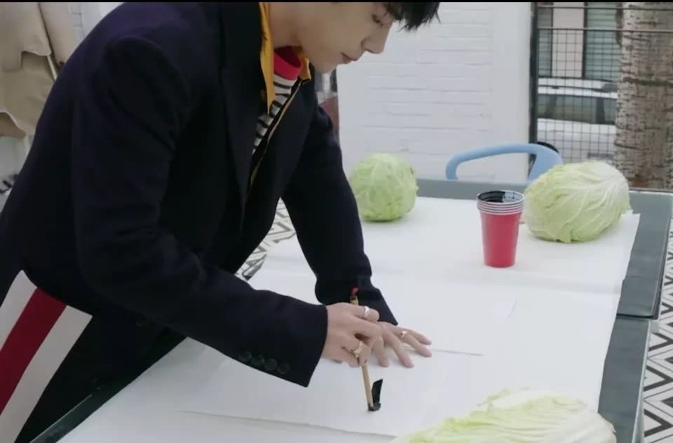 易烊千玺写毛笔字写着写着就长大了但他握笔的姿势一直没变