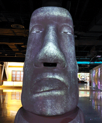 通过对于体验者的人脸扫描和表情识别,石像会露出许多生动多样的面部