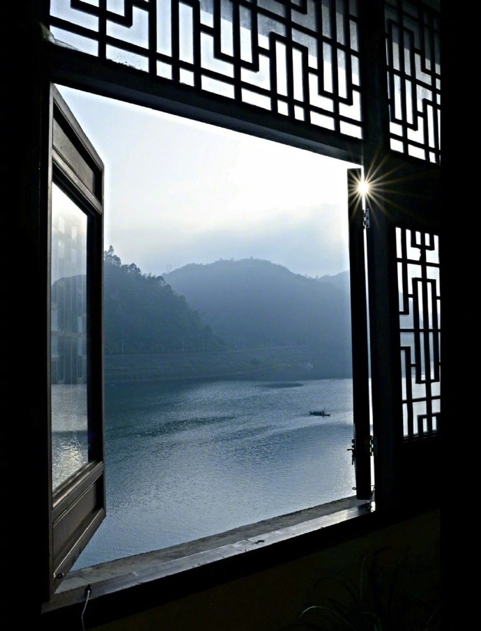 南窗碧湖北窗山,西东莺舌欢