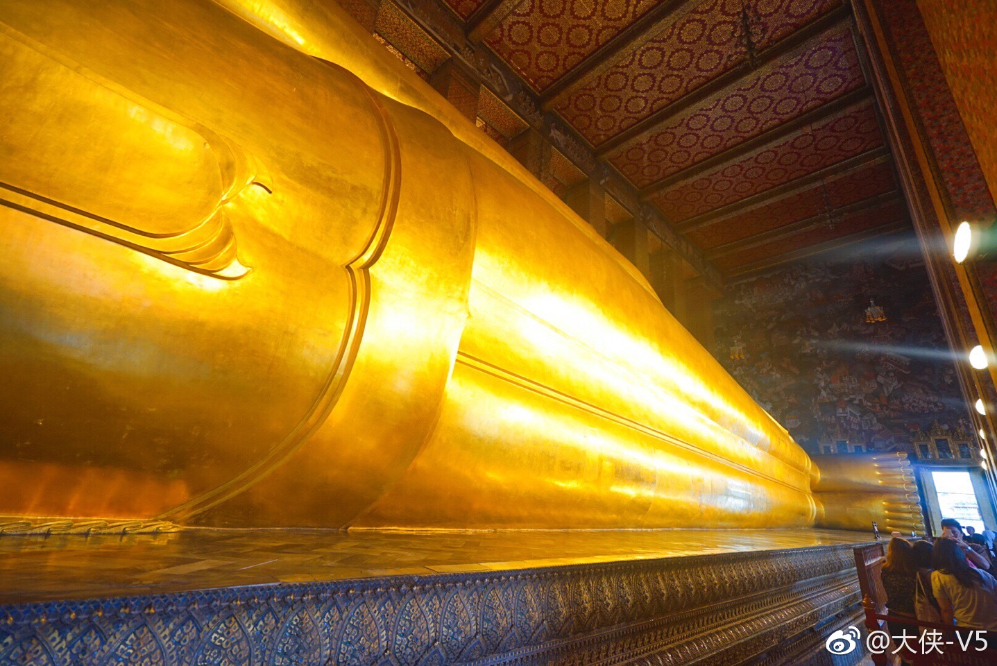 建于1793年大城王朝时代的卧佛寺拥有世界上最大的卧佛,长46米