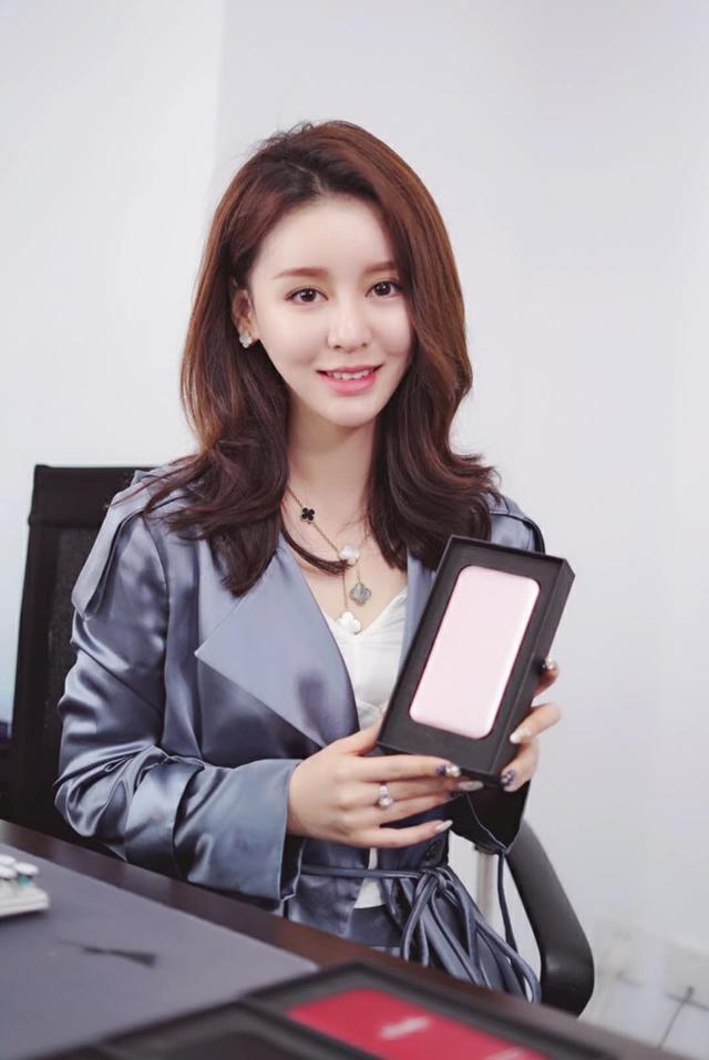 徐若汐时尚搭配端庄大气气场十足女神范十足