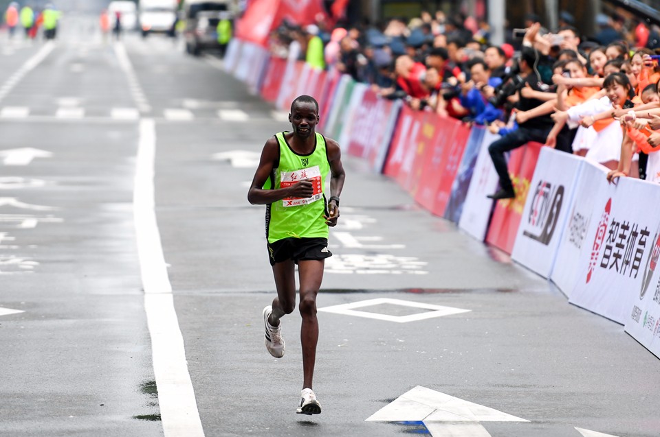 长春国际马拉松男女全程冲线瞬间 前三均有中国面孔