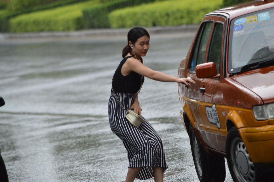 北京夏天暴雨不断,行人躲雨狼狈不堪,你有过这样不断经历吗?