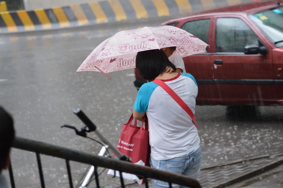 北京夏天暴雨不断,行人躲雨狼狈不堪,你有过这样不断经历吗?