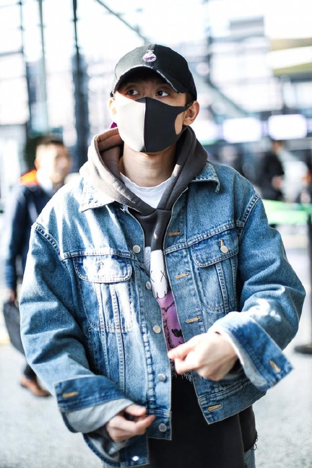 张一山牛仔套装搭配黑色棒球帽现身机场戴着黑色口罩遮面又酷又帅