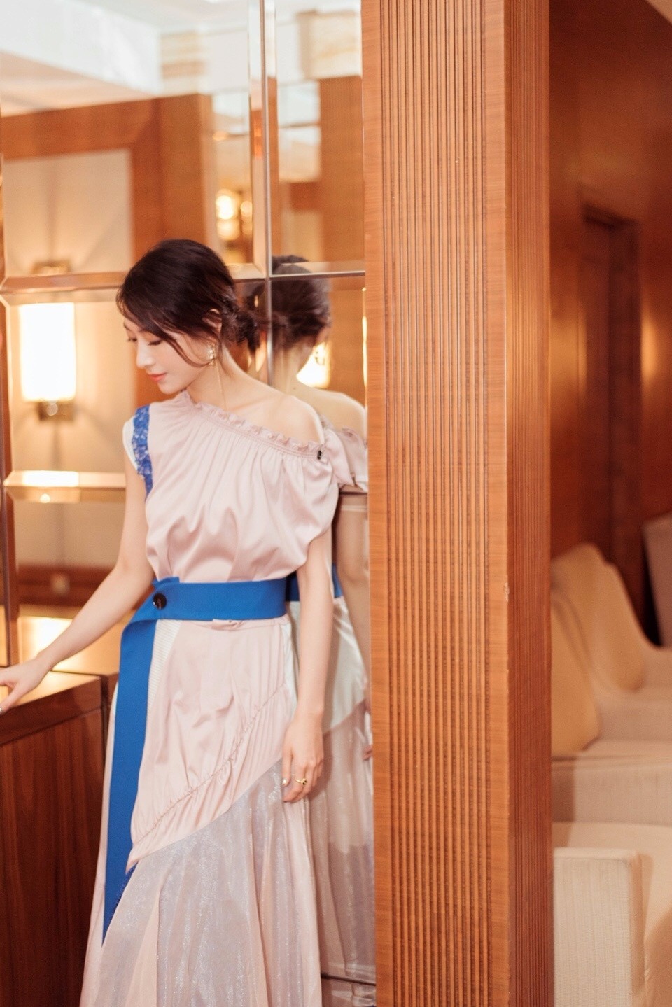 温雅身穿粉蓝配色长裙对话环太平洋2主创,教导演说中文互动轻松