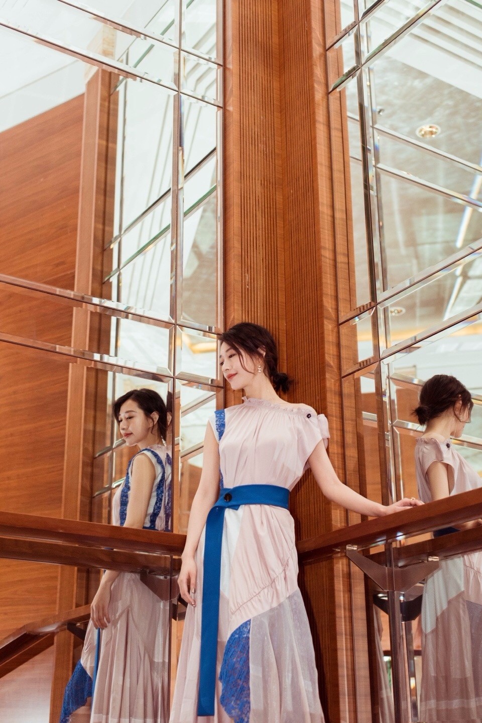 温雅身穿粉蓝配色长裙对话环太平洋2主创,教导演说中文互动轻松