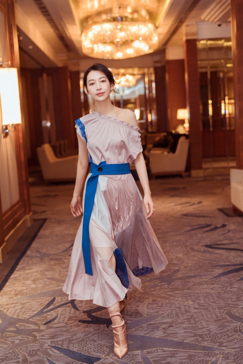 温雅身穿粉蓝配色长裙对话环太平洋2主创,教导演说中文互动轻松