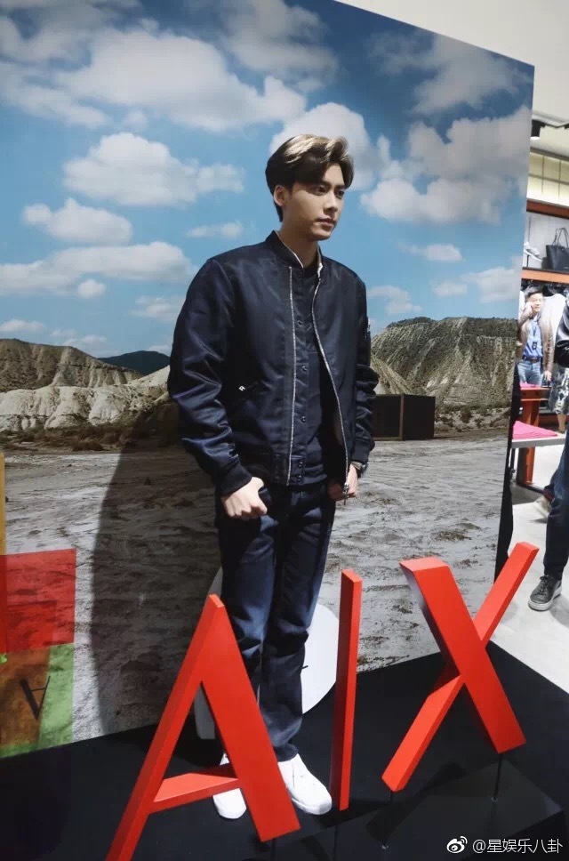 昨日李易峰品牌活动图,麻烦谁来把这位颜值爆表的长腿帅哥抱走