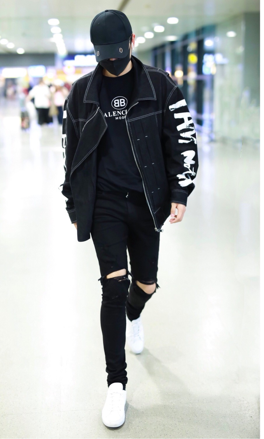 张杰穿黑色衣服戴着鸭舌帽口罩现身机场 与粉丝亲切互动十分帅气_新浪