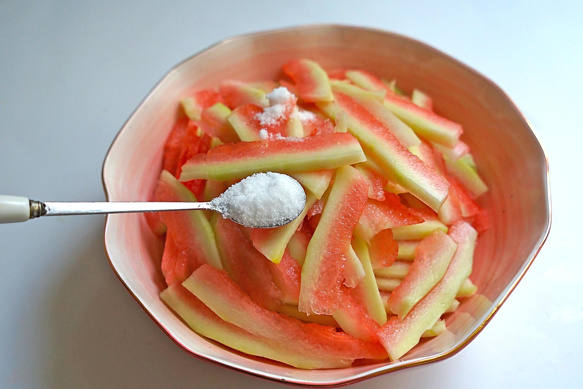 西瓜皮别再扔了,这么好的宝贝做成下饭菜,多吃两碗饭还没吃过瘾