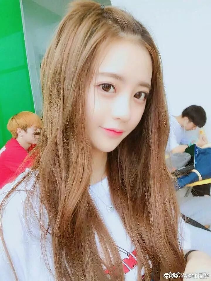 这个女生叫做焦可然,挺久之前就在做网红了,现在长下面这个样子,还是