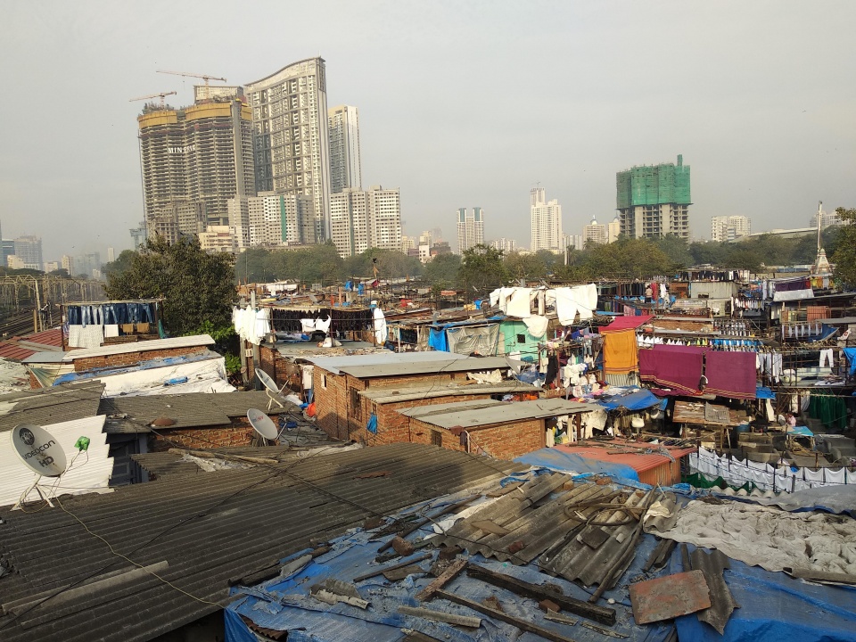 法国美女在孟买贫民窟体验洗衣工作,表情无奈到生无可恋