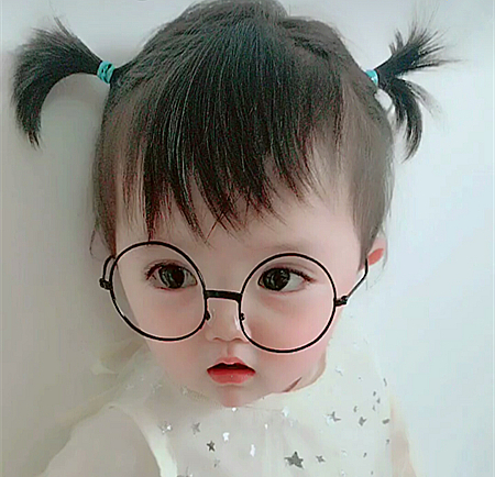 网红女宝颜值太高了竟被罚站了只是一撇嘴就让人心疼的想抱抱