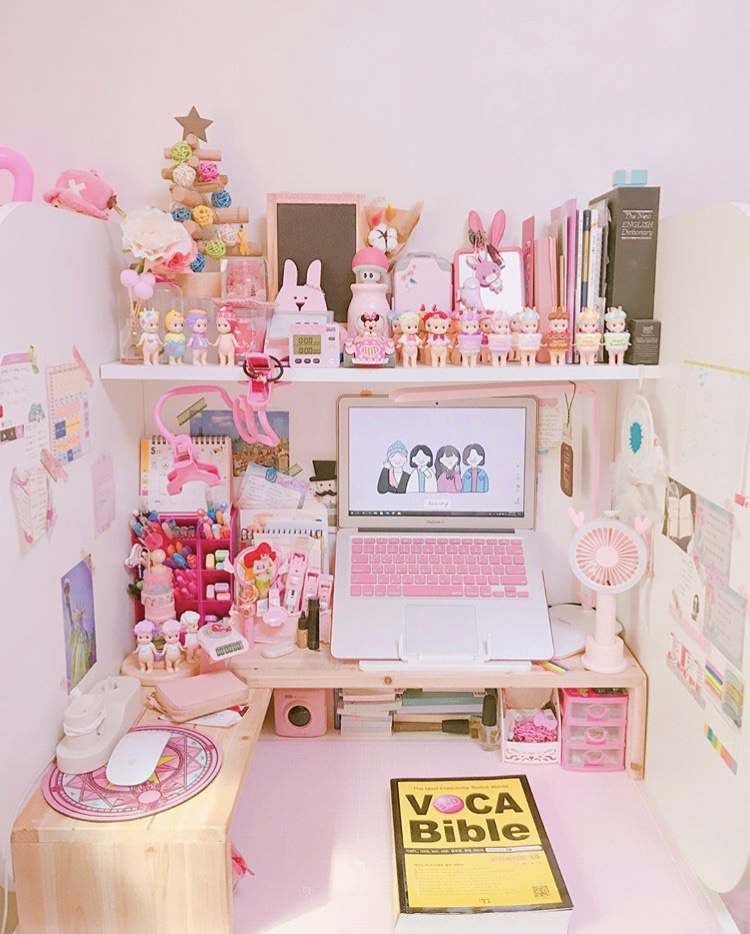 整理一组粉色系的书桌布置是工作学习的动力了快学习一下吧