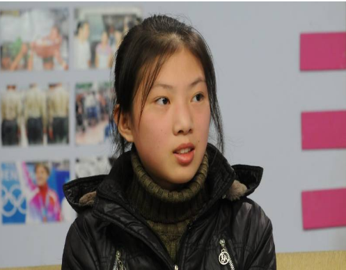 夏娟先跑到吴浩友家拍门,又跑到陈晓凤楼下大喊对方女儿的名字.