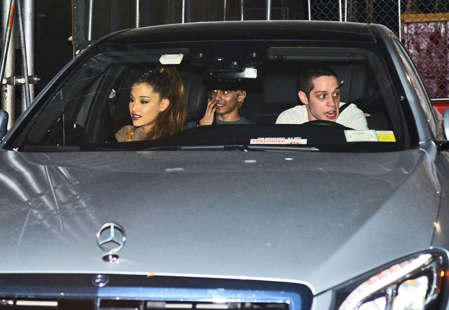 a妹ariana grande和男友pete davidson 在纽约晚间外出的街拍