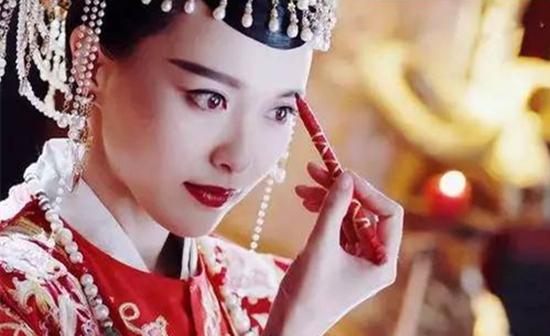 古装美人"描眉"时,安以轩尴尬,热巴美艳,baby却像是被逼的!