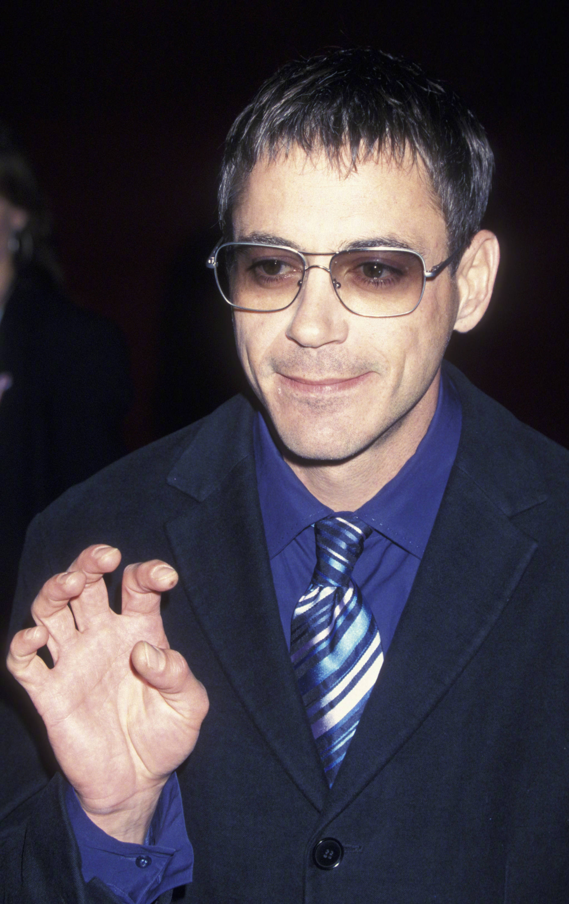 2001年小罗伯特·唐尼旧照,眼镜都遮不住长睫毛