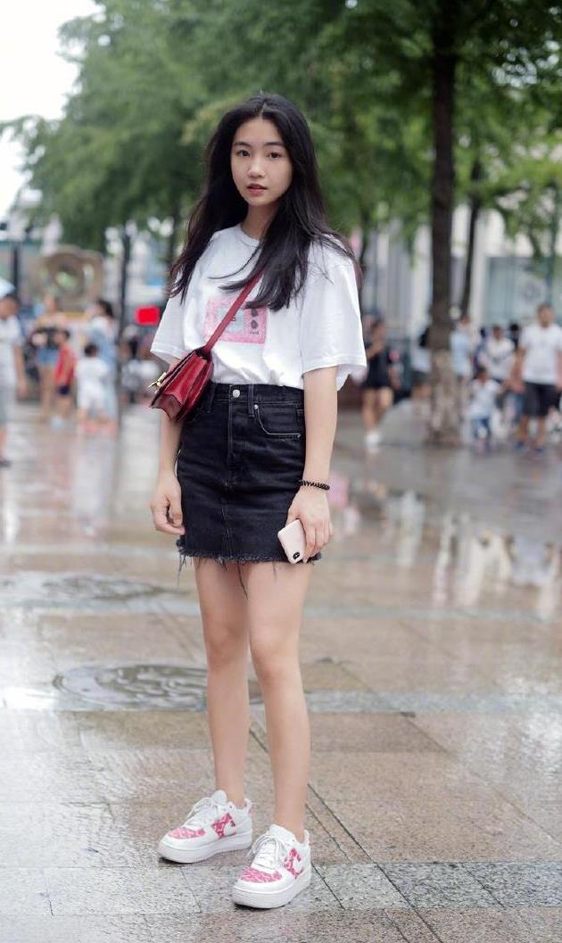 小个子女人短裤短裙搭配平底鞋,小巧玲珑,活力四射!