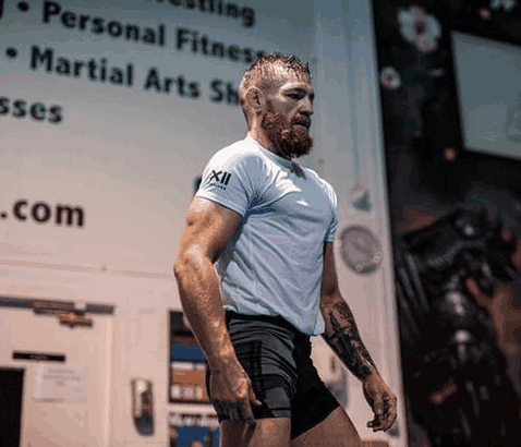 ufc嘴炮和中国粉丝合影, 拳头大小足足差两倍