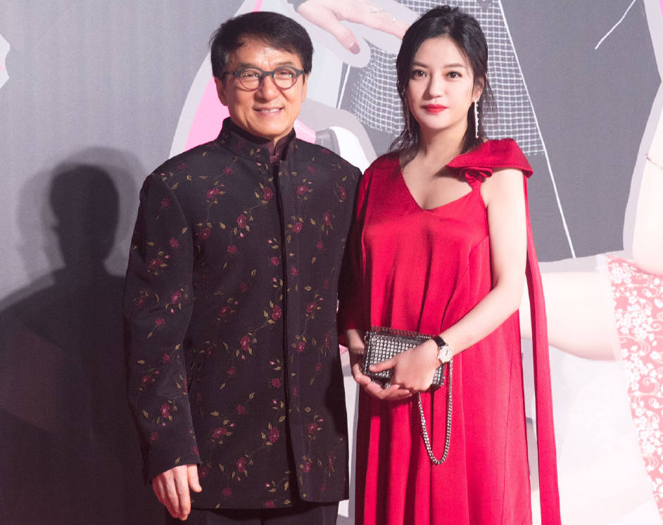 第37届金像奖成龙与赵薇携手亮相红毯礼赵薇一袭红衣简直又萌又美