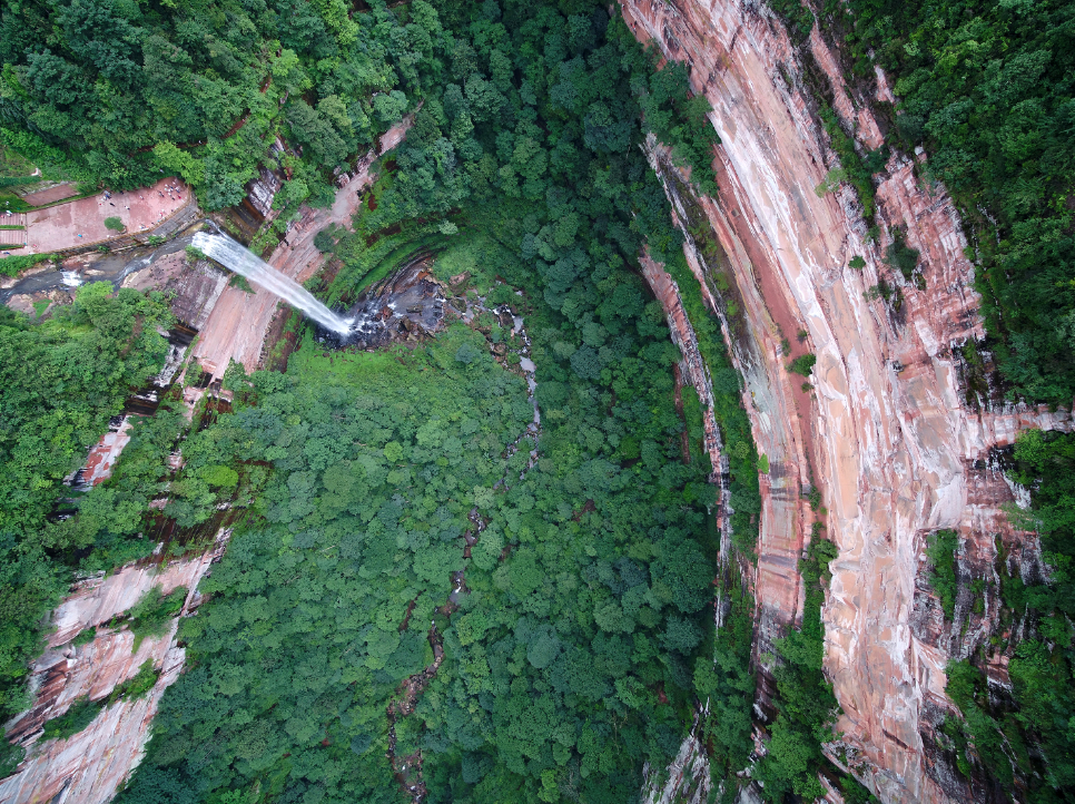 鸟瞰江津区四面山核心景区震撼的丹霞地貌"土地神岩"