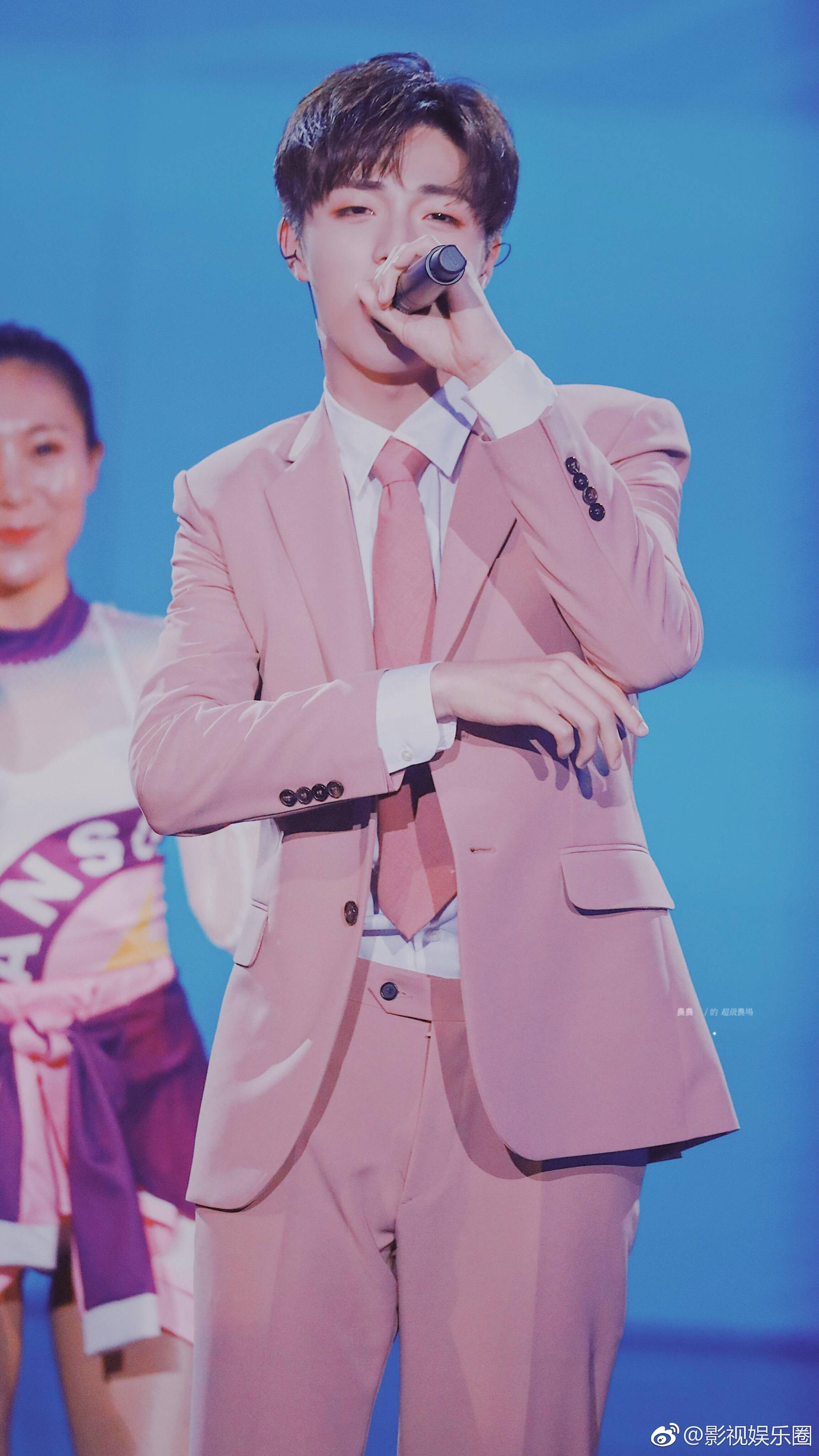 陈立农 粉色西装来一波《奔跑吧嘉年华》现场图粉色