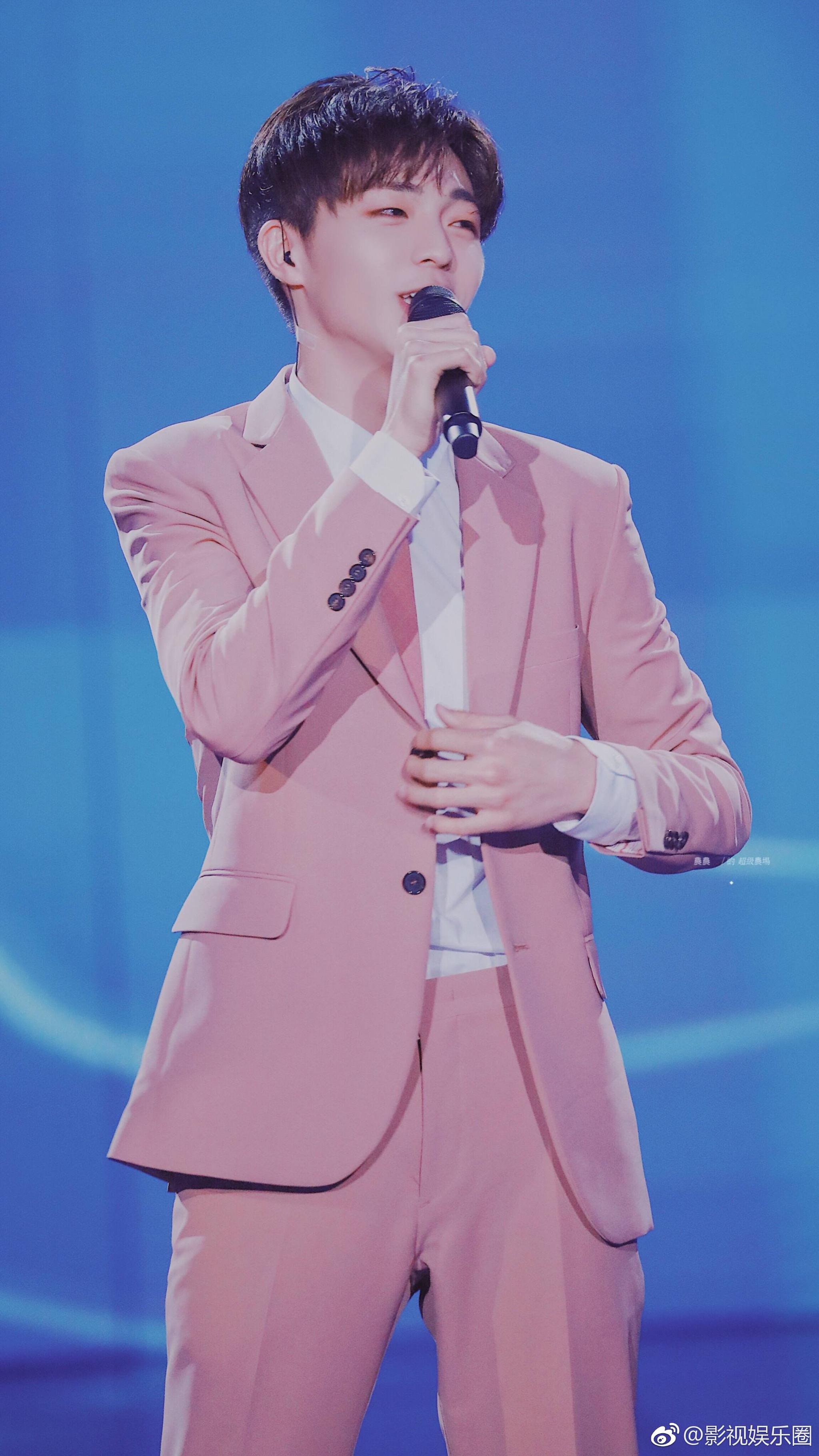 陈立农 粉色西装来一波《奔跑吧嘉年华》现场图粉色