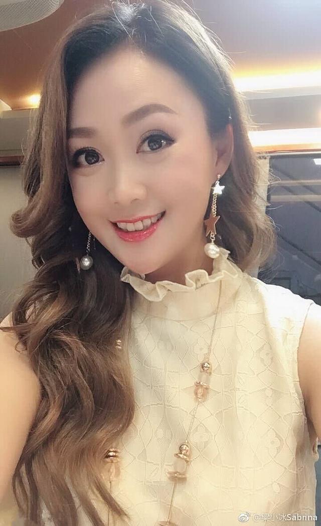 49岁梁小冰似28岁少女嫁圈内老公恩爱18年儿子帅气懂事