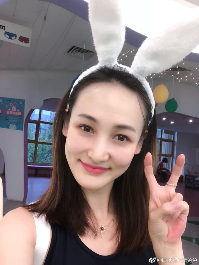 了小儿子的百天照,周岁照,全是其娇妻闫博雅一人操持两个孩子的生活