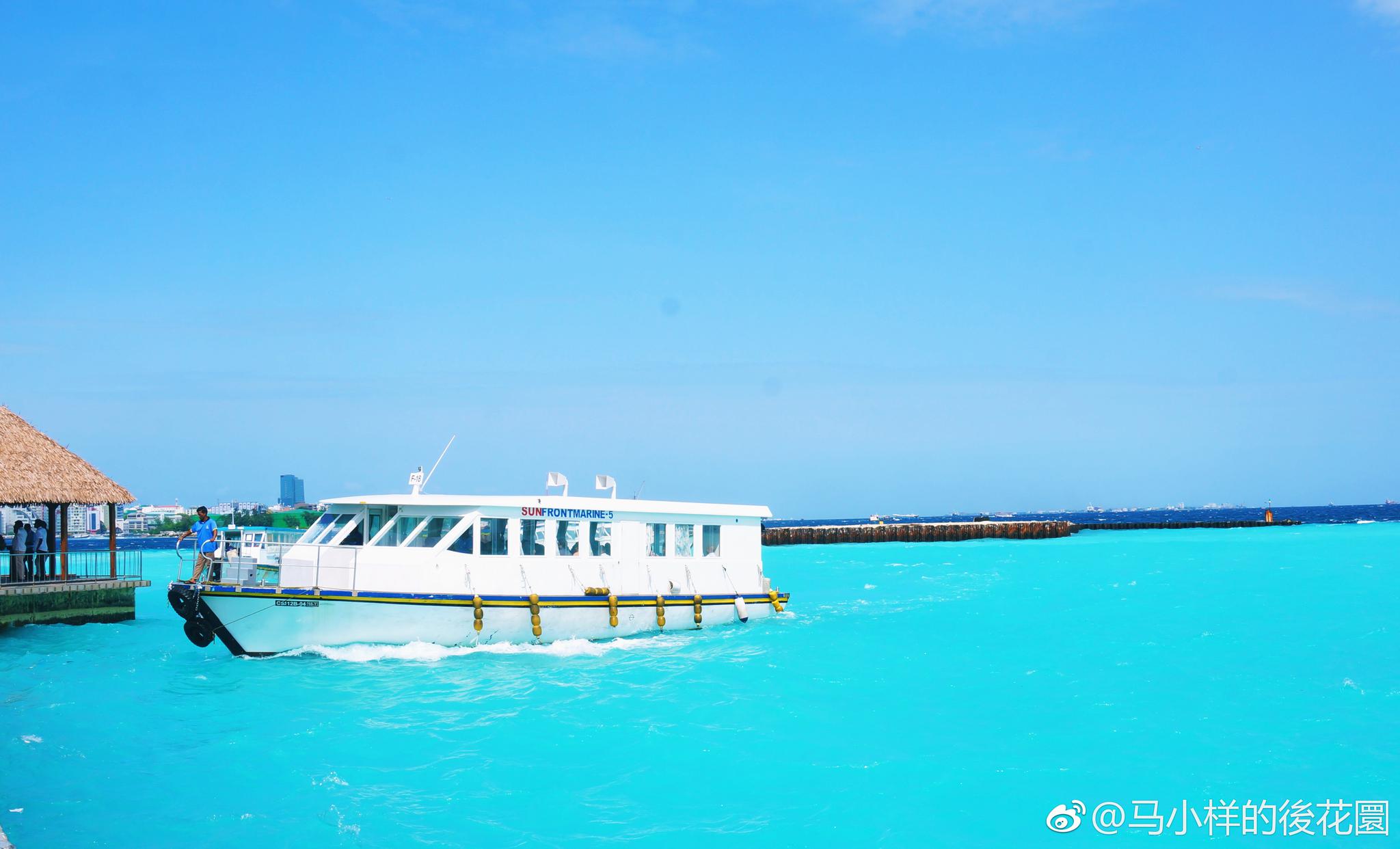 用手轻轻划开那抹马尔代夫蓝,水非常的清澈,心绪随波飘荡