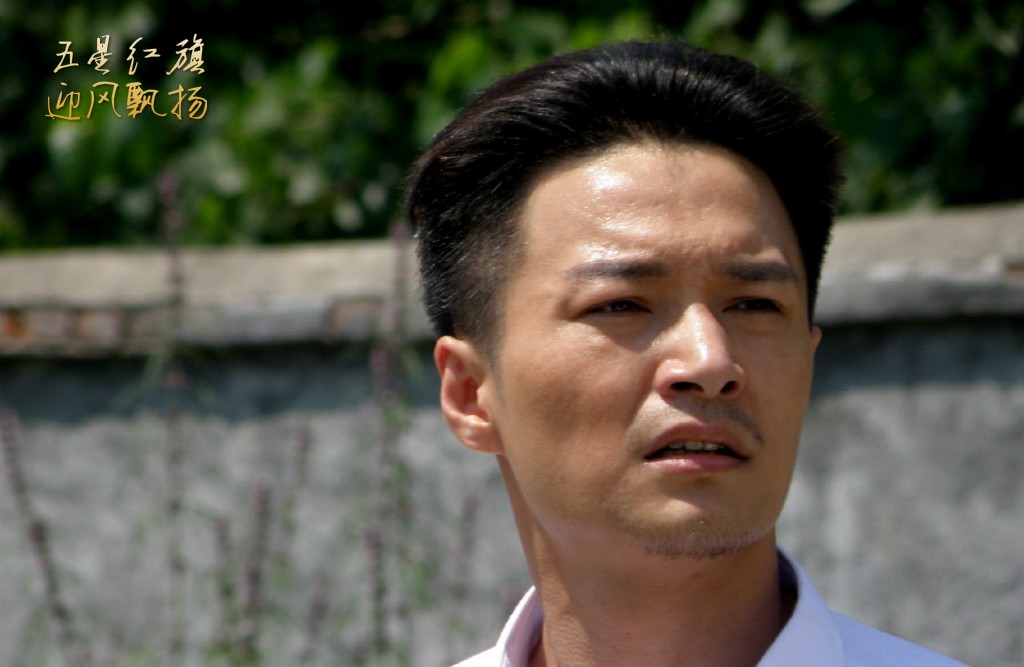 在电视剧作《五星红旗迎风飘扬》里,郑国霖可以将邓稼先表演和演绎