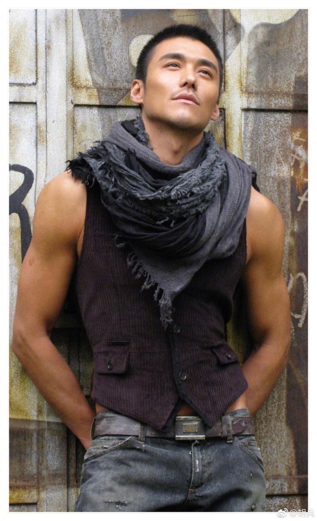 47岁的胡兵帅出颜值巅峰一脸胡须成熟性感满身肌肉男人味十足