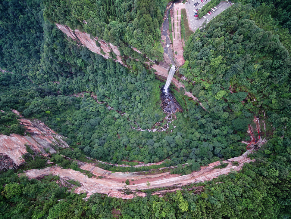 鸟瞰江津区四面山核心景区震撼的丹霞地貌"土地神岩"