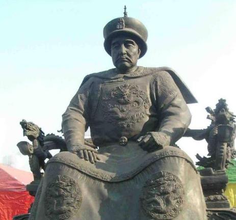 (努尔哈赤雕像)可痴心的布占泰对布吉娅玛拉念念不忘,得知她公开征婚