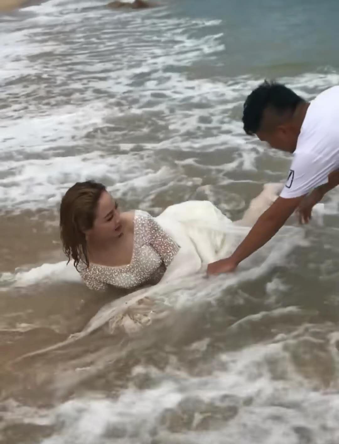 新娘趴沙滩上凹造型,裙摆被海浪掀开走光无数次,成片独一无二