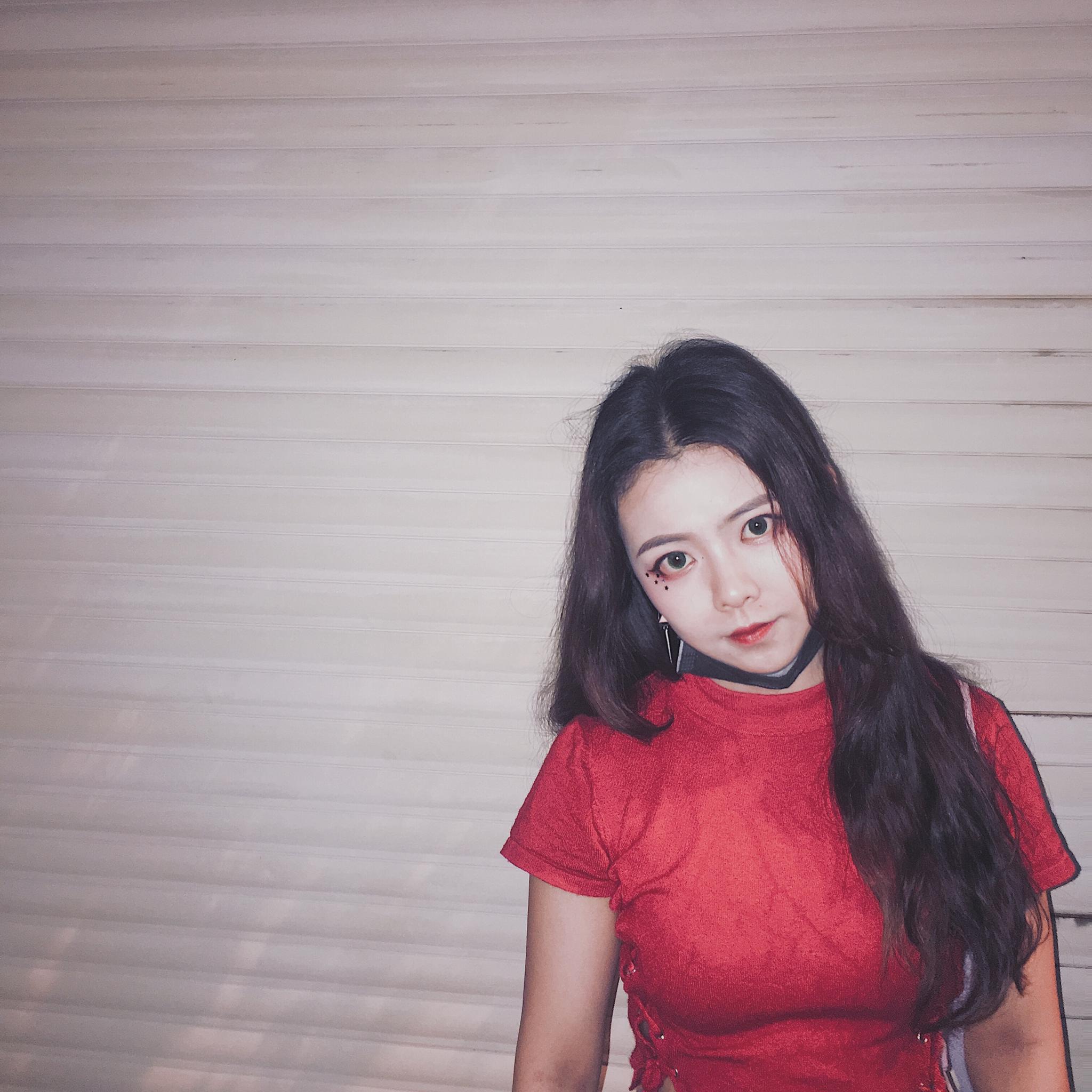 一个不爱笑的小姐姐 美术生 会摄影 99年的老仙女 主页风格超棒