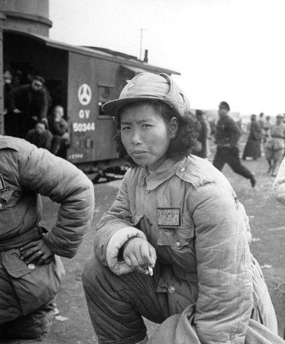 抗日战场上的中国女军人,被日军五花大绑,眼神依然坚定