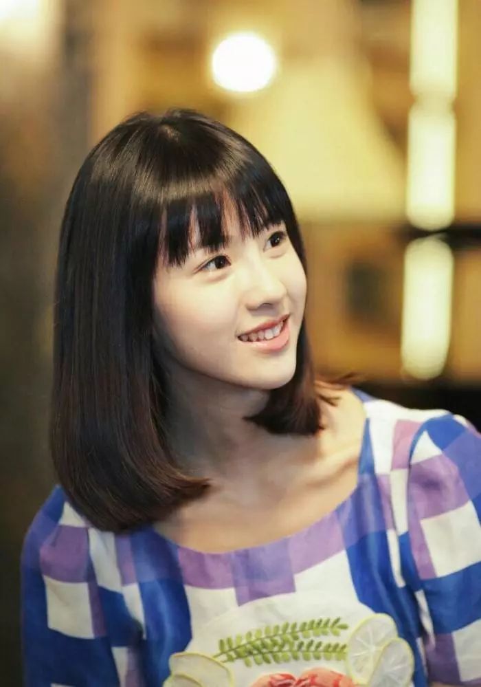 大笑时的陈都灵五官都快变形了,这个时候就算笑起来不露出牙龈也不会