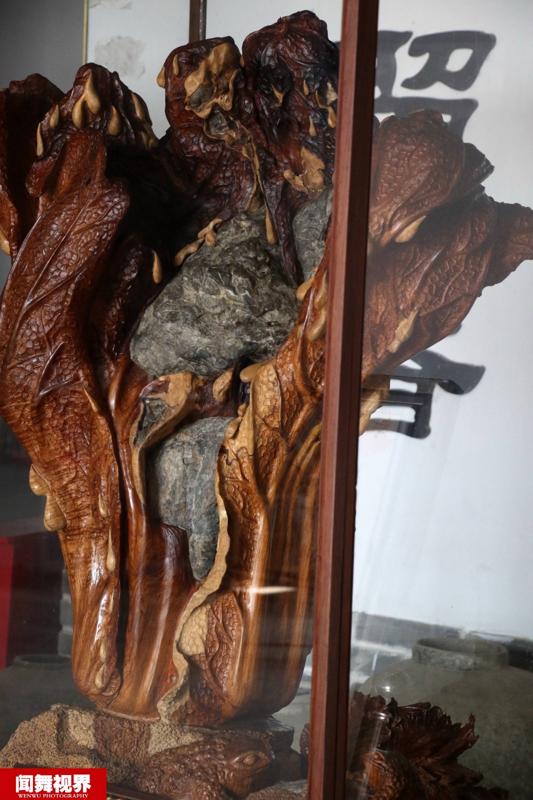 就这样,经过专门请来的根雕大师精雕细刻,前后历时九个月终于创作完成
